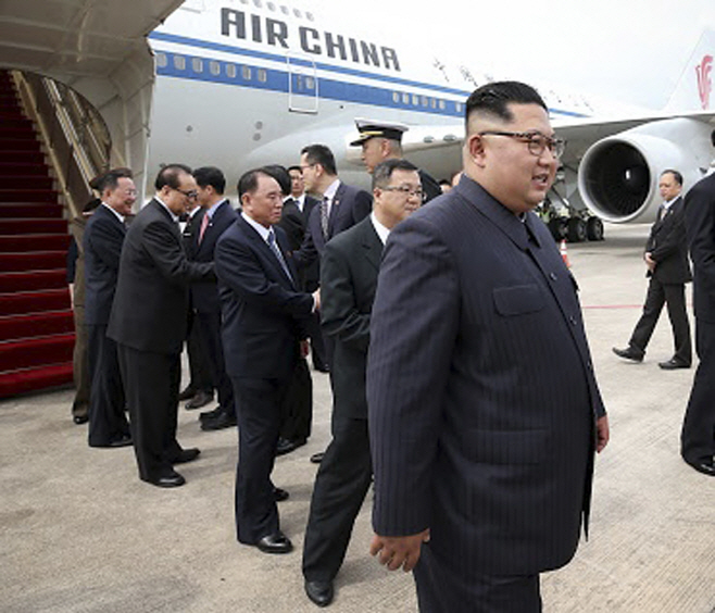 Trum Kim Summit <YONHAP NO-4713> (AP)