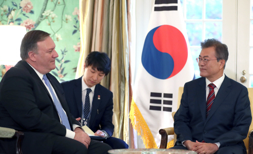 폼페이오 국무장관과 얘기 나누는 문 대통령