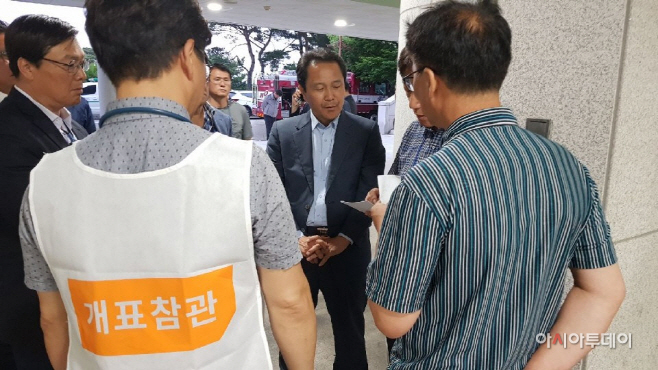 개표 이의 제기하는 이양호 한국당 후보 선거참관인