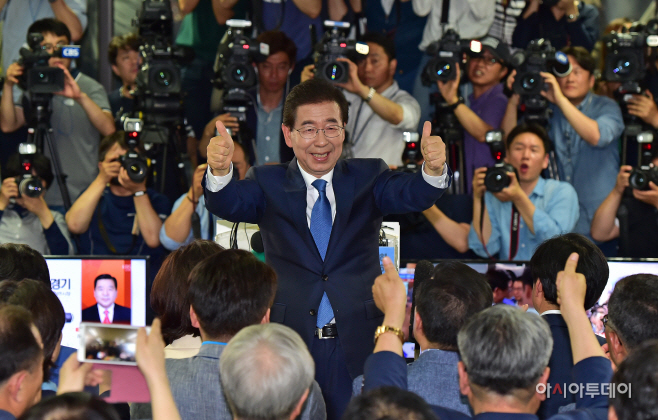 [포토] 박원순 3선 서울시장 '엄지척!'