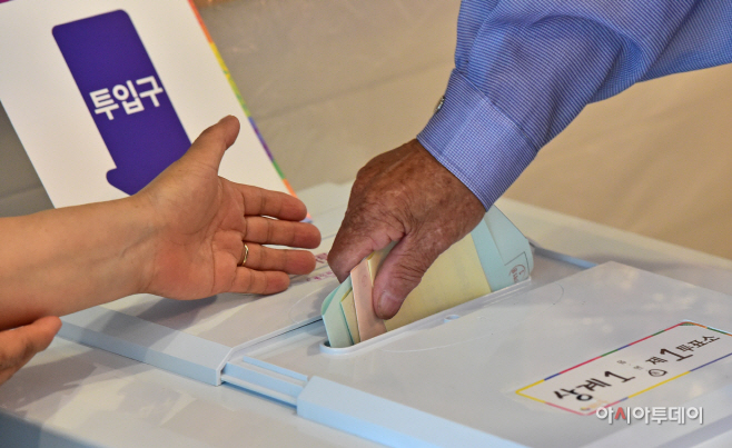 [포토] 투표하는 아름다운 손