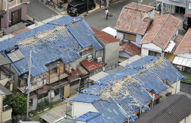 오사카 지진에 기와 무너진 주택