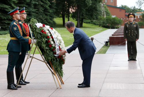 문 대통령, 러시아 무명 용사의 묘에 헌화
