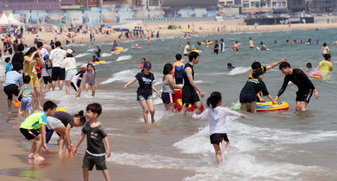 초여름 폭염에 바다로 뛰어든 시민들