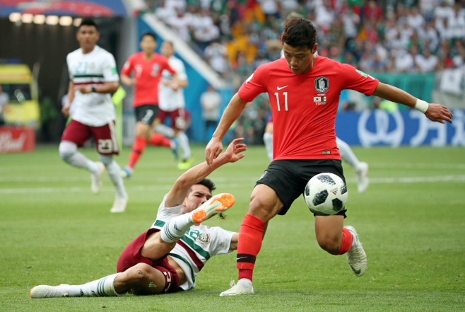 [월드컵] 양보 없는 공 다툼