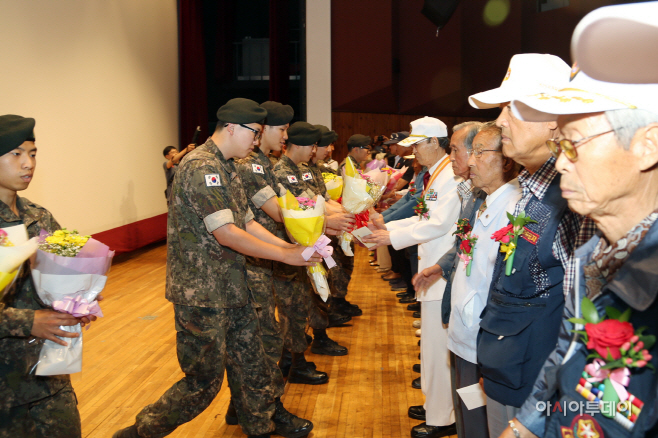 6.25전쟁기념행사에서후배장병들이참전용사들