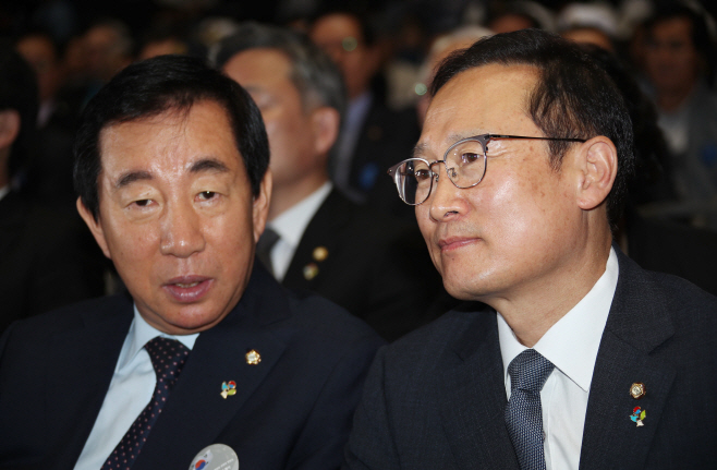 나란히 앉은 김성태-홍영표