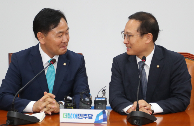 얘기하는 홍영표 원내대표와 김관영 원내대표