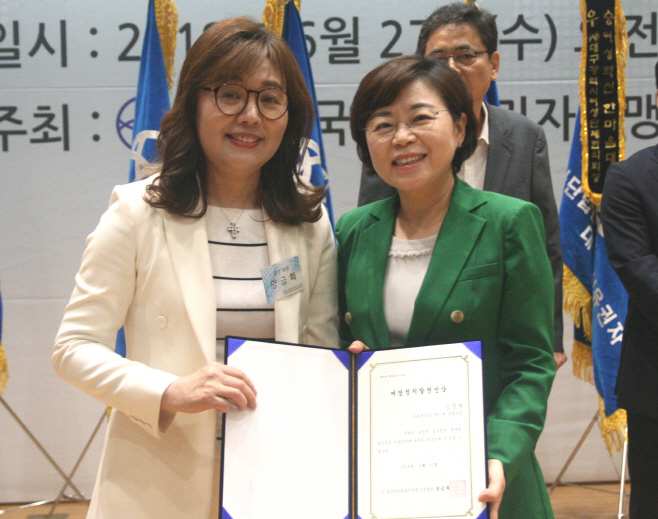 상장 수여하는 김정재 의원