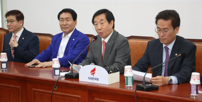 원내대책회의에서 발언하는 김성태 권한대행