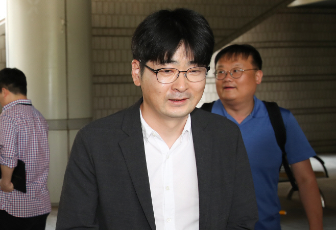 법원 빠져 나가는 탁현민 행정관<YONHAP NO-8995>