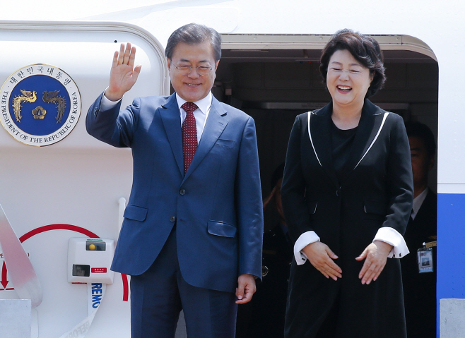 문 대통령, 러시아 방문 마치고 귀국