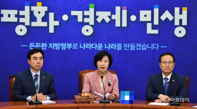 [포토] 추미애 '남북 핫라인 재가동...평화의 날 앞당겨질 것'