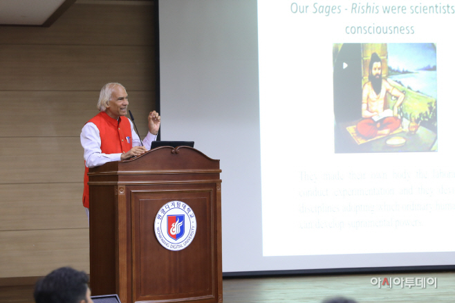 사진1.인도 빠딴잘리대학교 바짜스빠띠 부총장