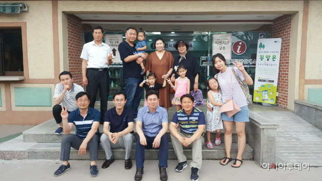 에버랜드내 용인관광안내소에 방문한 주민과 에버랜드 직원