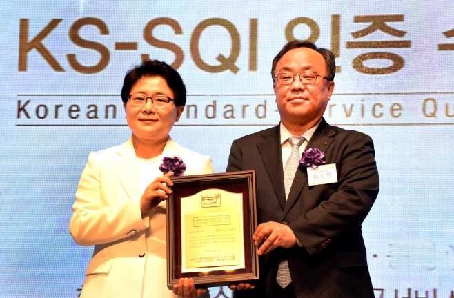홈플러스_한국서비스품질지수 3년 연속 1위 수상