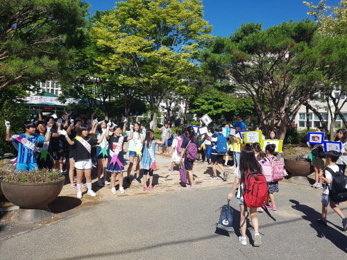 7월4일 양평초등학교 5,6학년 학생들이 등굣길 학교숲에서 노래