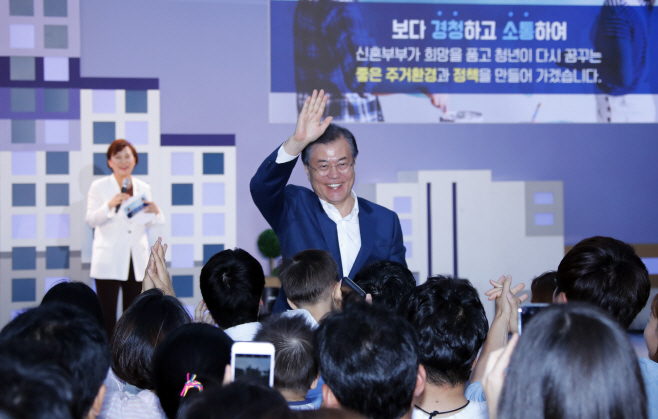 행복주택 찾아 박수받는 문재인 대통령