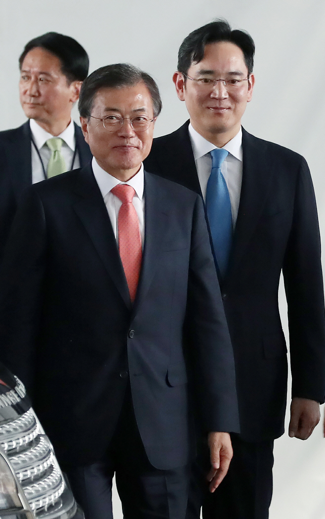 문 대통령과 영접하는 이재용 부회장<YONHAP NO-5833>