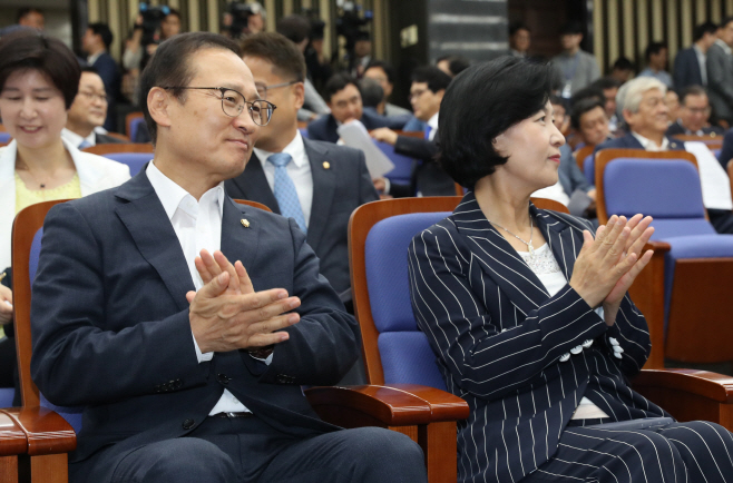 박수치는 추미애와 홍영표