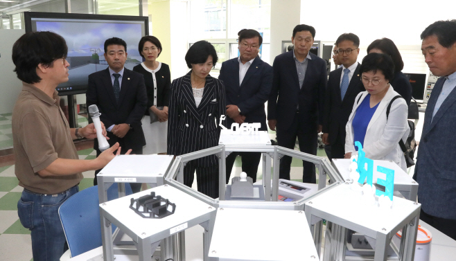 스마트제조러닝센터 방문한 추미애