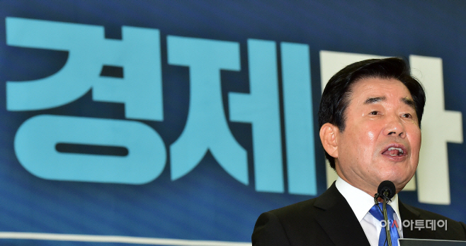 [포토] 김진표 '문재인 정부 성공 위해 경제 당대표가 필요하다'