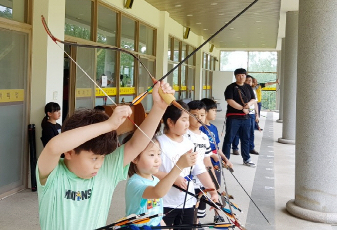홍길동 테마파크 국궁장 체험을 하고 있는 어린이들