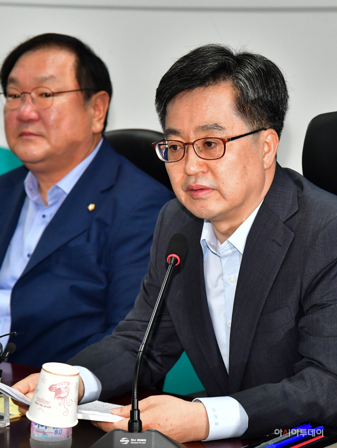 김동연 경제부총리 겸 기획재정부 장관(사진 오른쪽)