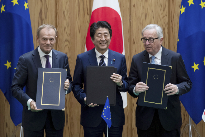 일본·EU, '자유무역' 경제연대협정 서명