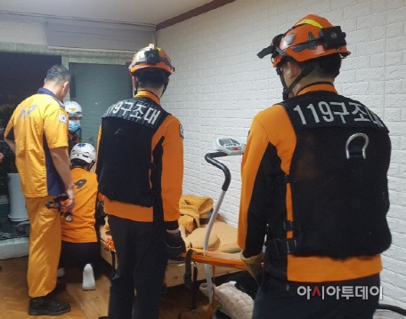 119구조구급팀이 혼수상태에 빠진 A씨를 구조하고 있다