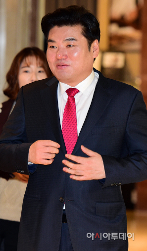 [포토] 한국당 경선룰 관련 대책회의 참석하는 원유철