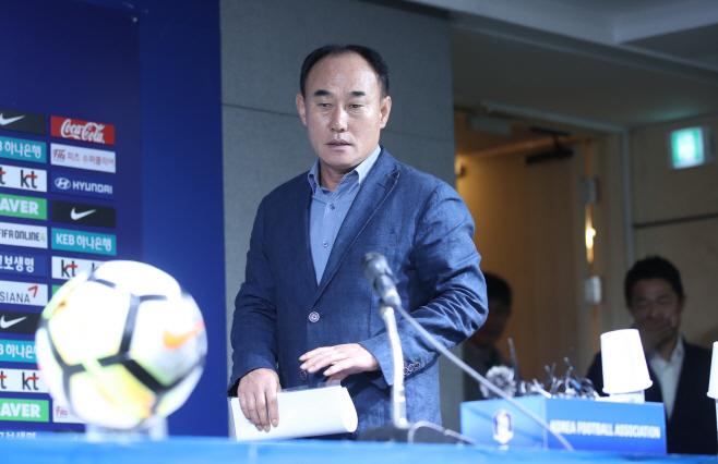 기자회견장 들어서는 김학범 감독<YONHAP NO-2153>