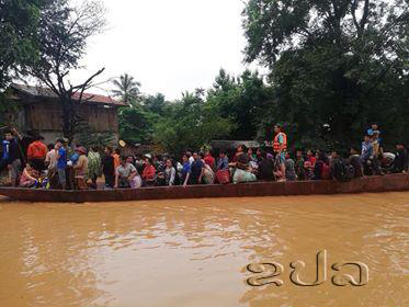 SK건설 참여 라오스 댐 붕괴…대피하는 주민들