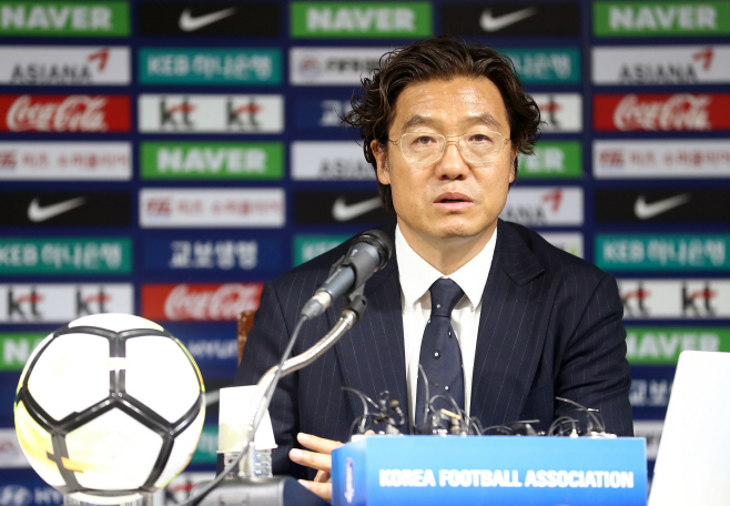 감독선임 회의 결과 브리핑하는 김판곤 위원장<YONHAP NO-3294>