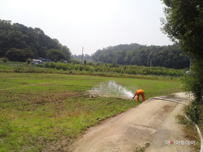 (광명1)농작물서 급수하고 있다.