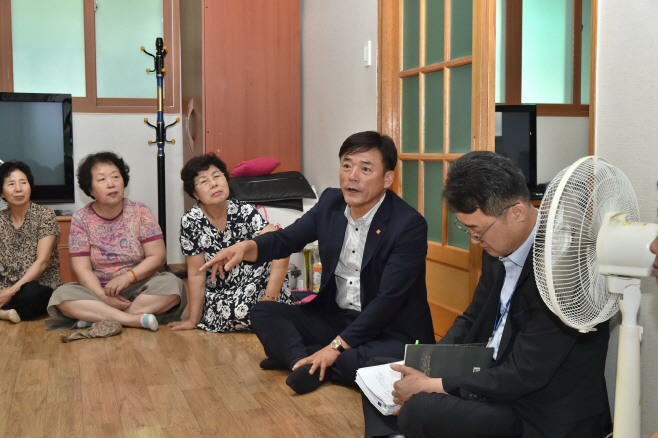 윤경희 청송군수 무더위쉼터 방문