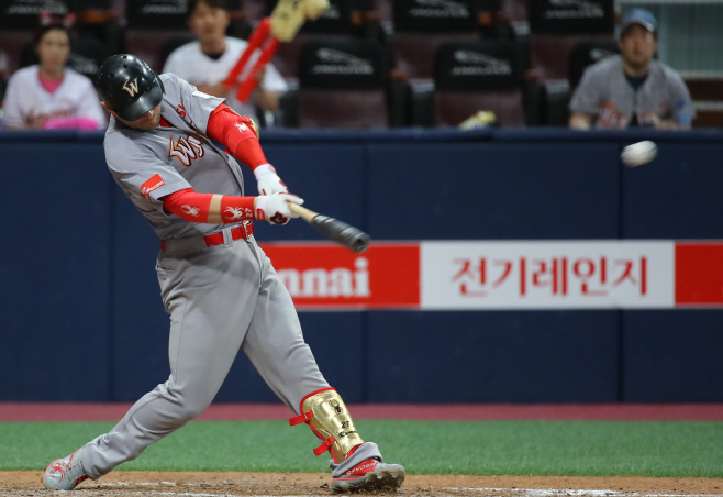 적시타 치는 로맥<YONHAP NO-4317>