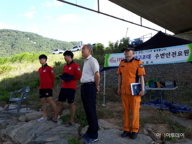 119시민수상구조대 격려방문 중인 밀양소방서장