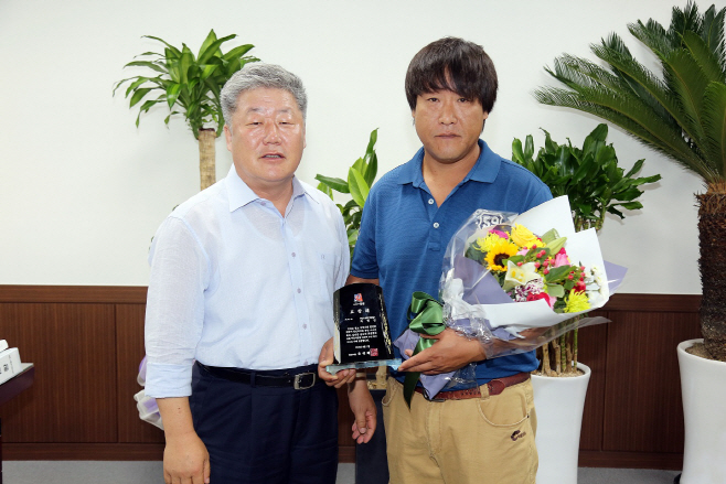 안성시 모범시민 표창패 전달