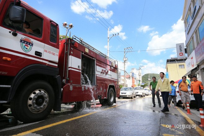 산청군 폭염 극복 위한 도로살수 실시