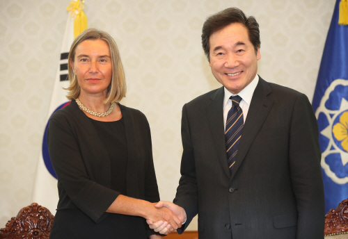 EU 외교·안보 고위대표와 악수하는 이낙연 총리