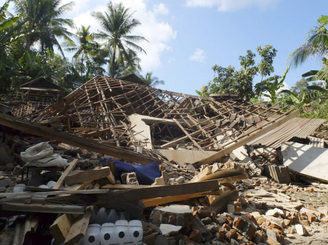 Indonesia Earthquake <YONHAP NO-2194> (AP)