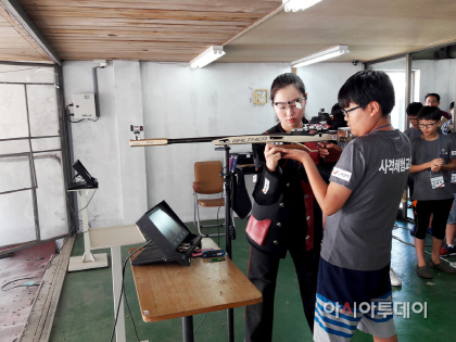 여름방학 스포츠사격고도원선수가 소총 잡는법 봐주는 사진