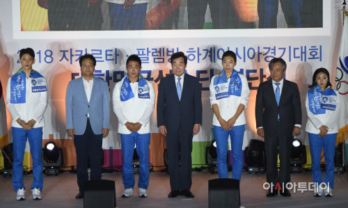 [포토]선수대표와 기념촬영하는 이낙연 총리