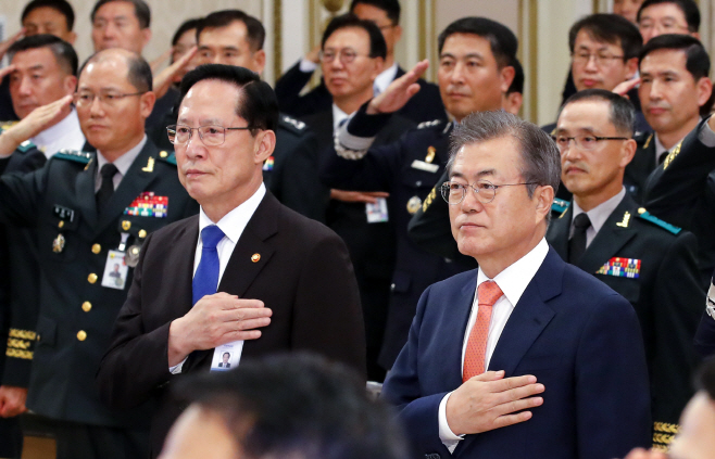 문 대통령, 송영무 국방부 장관과 함께