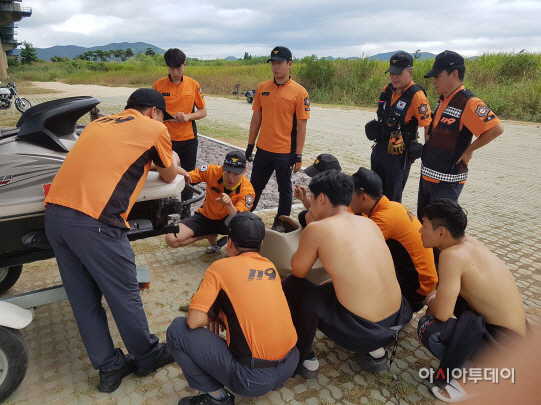 제트스키 주요부 교육 중인 밀양소방서 구조대원
