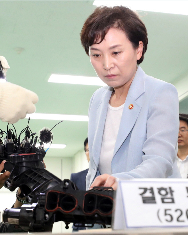 BMW 잇단 화재, 결함부품 살펴보는 김현미 장관