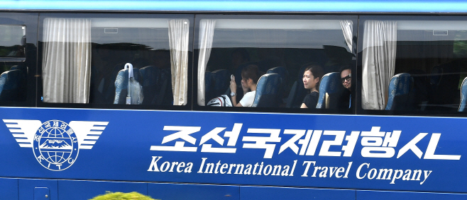 판문점 들어서는 북한 관광버스