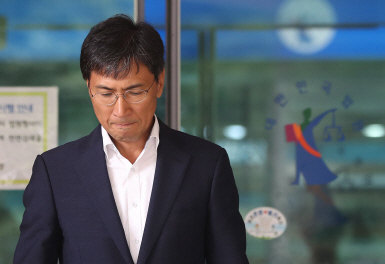 법원 나서는 안희정