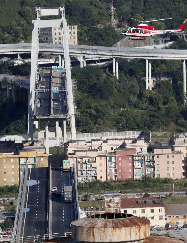 Italy Highway Collapse <YONHAP NO-0361> (AP)